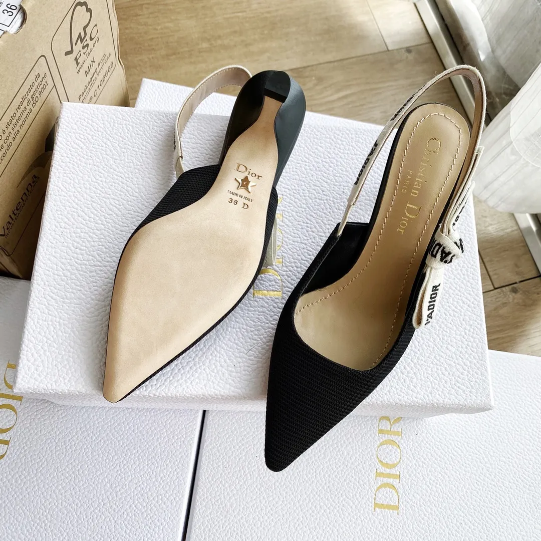 👟👟Ex-factory price 440👟👟 Developed one-to-one from the original version, 👠👠✨ ✨Dior’s popular sandals are new🔥 🔥 The same style as the most popular internet celebrities and celebrities of the year💁 💁. Imported fabric, lining and feet are made of calfskin lining🐑. Original molded heel, heel height 10Cm 6.5cm💘 Original molded metal outsole with five-pointed star LOGO mark✨. Original bow, 💅 Italian leather outsole. 👄💋 Full set of packaging (bags, cards, invoices, one-to-one wrapping paper) 34 40 41 customized